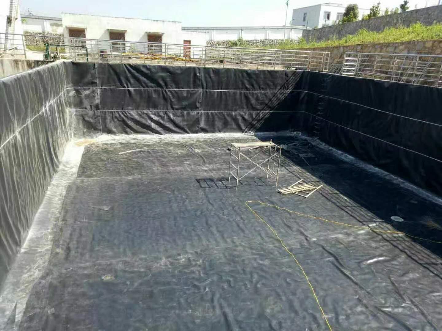 呼和浩特復(fù)合土工膜施工案例